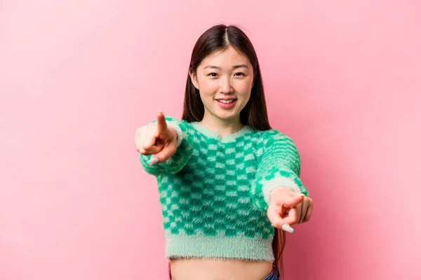 Joven Mujer China Aislada Sobre Fondo Rosa Sonrisas Alegres Apuntando —  Fotos de Stock
