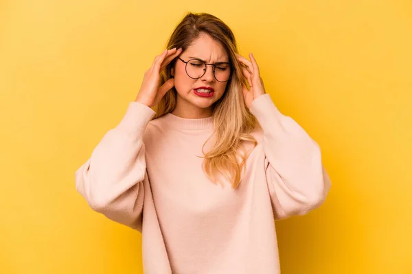 Mujer Joven Caucásica Aislada Sobre Fondo Amarillo Con Dolor Cabeza —  Fotos de Stock