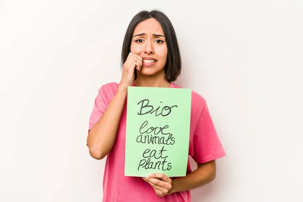 Mujer Hispana Joven Sosteniendo Pancarta Biográfica Aislada Sobre Fondo Blanco — Foto de Stock