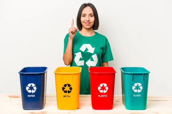 Mujer Hispana Joven Reciclando Aislada Sobre Fondo Blanco Mostrando Número — Foto de Stock