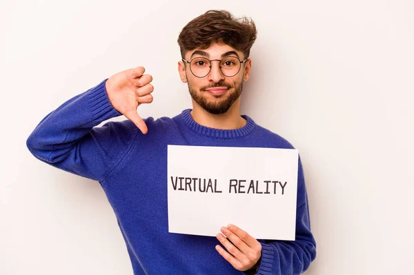 Jovem Hispânico Segurando Cartaz Realidade Virtual Isolado Fundo Branco Mostrando — Fotografia de Stock