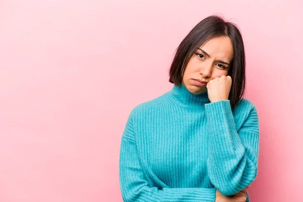 Giovane Donna Ispanica Isolato Sfondo Rosa Che Sente Triste Pensoso — Foto Stock