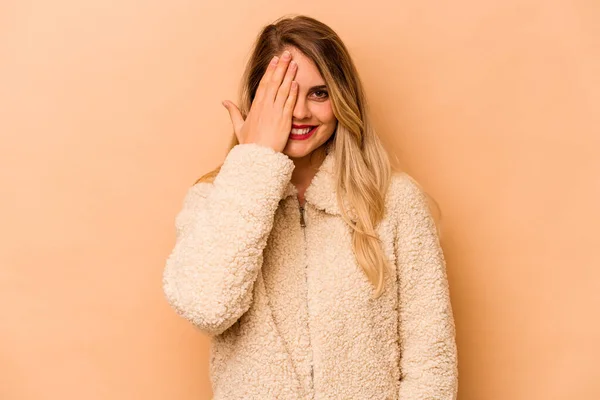 Joven Mujer Caucásica Aislada Sobre Fondo Beige Divirtiéndose Cubriendo Mitad —  Fotos de Stock