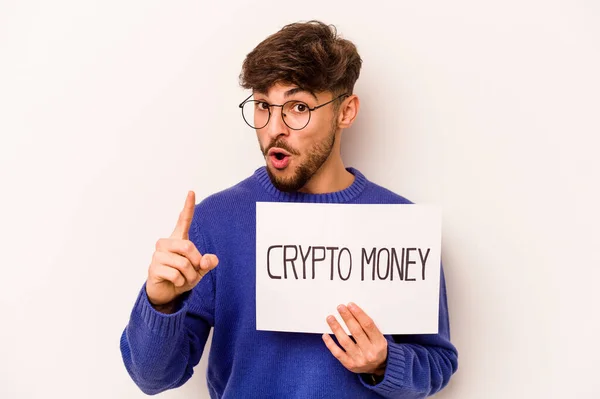 Giovane Uomo Ispanico Possesso Cartello Cripto Denaro Isolato Sfondo Bianco — Foto Stock