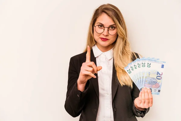 白地に孤立した紙幣を持っている若い実業家の白人女性は指でナンバーワンを示す — ストック写真