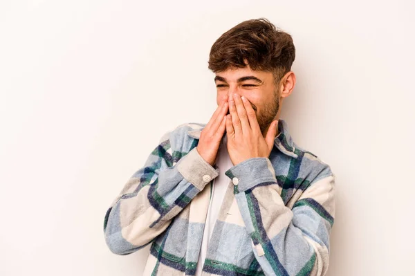 Νεαρός Ισπανός Απομονωμένος Λευκό Φόντο Γελώντας Για Κάτι Καλύπτοντας Στόμα — Φωτογραφία Αρχείου