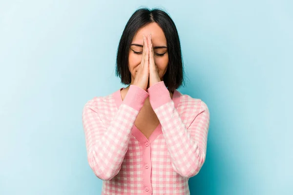 Young Hispanic Woman Isolated Blue Background Holding Hands Pray Mouth — Stock Photo, Image