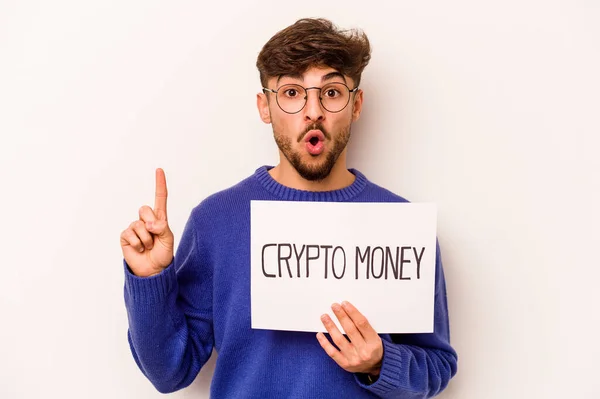 Giovane Uomo Ispanico Possesso Cartello Cripto Denaro Isolato Sfondo Bianco — Foto Stock