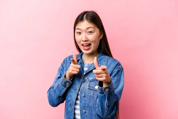 Joven Mujer China Aislada Sobre Fondo Rosa Apuntando Hacia Delante —  Fotos de Stock