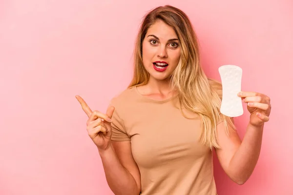 Jonge Kaukasische Vrouw Houden Sanitaire Servet Geïsoleerd Roze Achtergrond Wijzend — Stockfoto