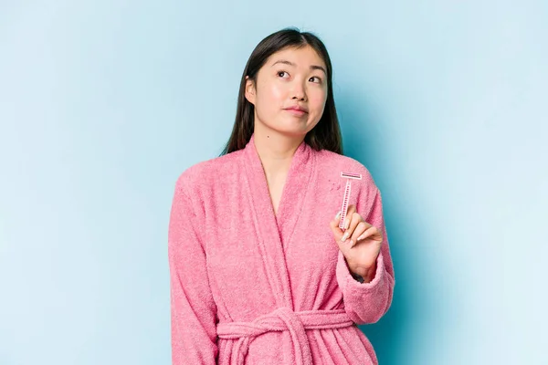 Joven Mujer Asiática Sosteniendo Hoja Afeitar Aislada Sobre Fondo Azul —  Fotos de Stock