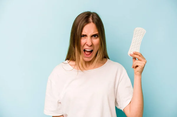 Joven Mujer Caucásica Sosteniendo Servilleta Sanitaria Aislada Sobre Fondo Azul — Foto de Stock