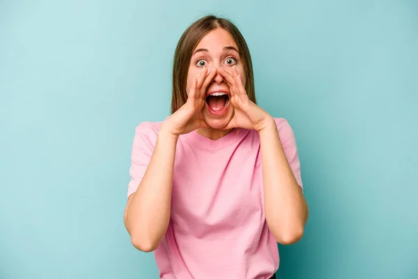 Jonge Kaukasische Vrouw Geïsoleerd Blauwe Achtergrond Schreeuwen Opgewonden Naar Voren — Stockfoto