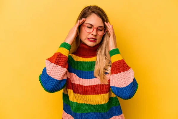 Mulher Caucasiana Jovem Isolado Fundo Amarelo Tocando Templos Tendo Dor — Fotografia de Stock