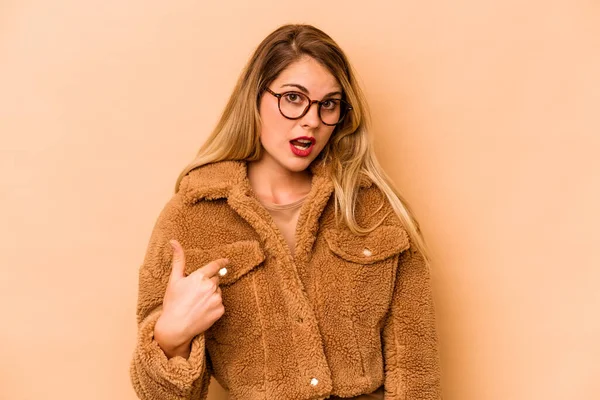 Jovem Caucasiana Isolada Fundo Bege Surpreendida Apontando Com Dedo Sorrindo — Fotografia de Stock