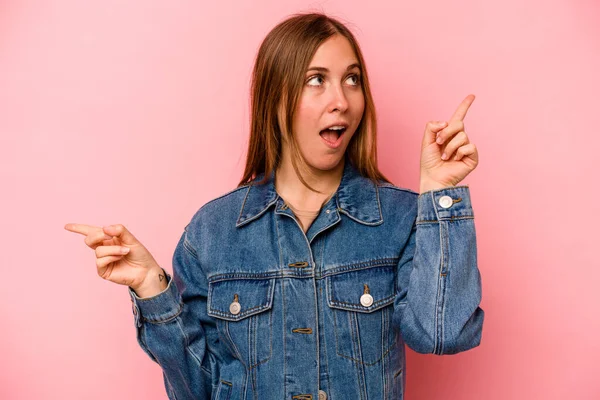 Mujer Caucásica Joven Aislada Sobre Fondo Rosa Apuntando Diferentes Espacios —  Fotos de Stock