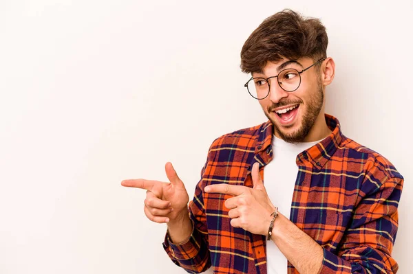 Joven Hombre Hispano Aislado Blancos Puntos Fondo Con Dedo Pulgar —  Fotos de Stock