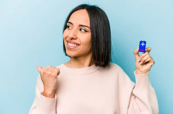 Giovane Donna Ispanica Che Tiene Batterie Isolate Punti Sfondo Blu — Foto Stock