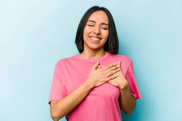 Junge Hispanische Frau Isoliert Auf Blauem Hintergrund Hat Freundlichen Gesichtsausdruck — Stockfoto