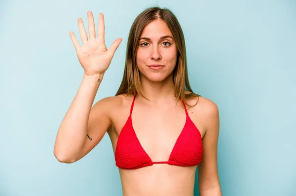 Junge Kaukasische Frau Die Isoliert Auf Blauem Hintergrund Den Strand — Stockfoto