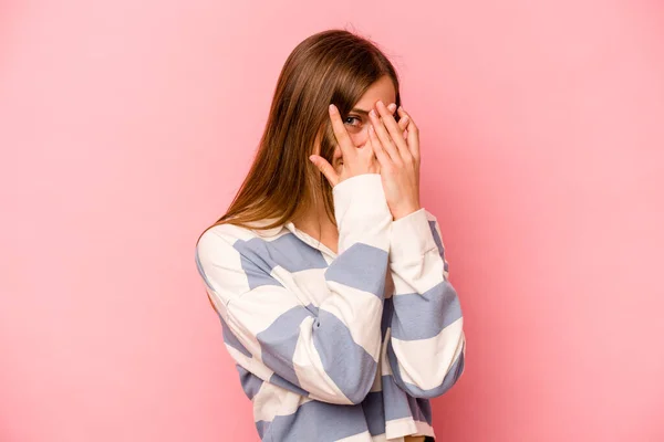 Jonge Blanke Vrouw Geïsoleerd Roze Achtergrond Knipperen Door Vingers Bang — Stockfoto