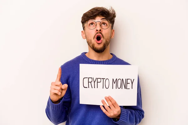 Giovane Uomo Ispanico Possesso Cartello Cripto Denaro Isolato Sfondo Bianco — Foto Stock