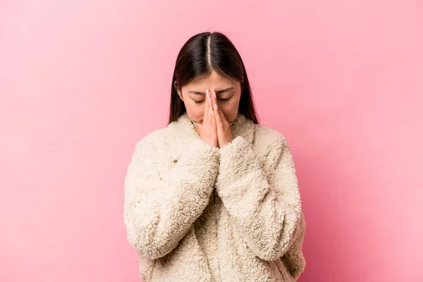 Mladá Číňanka Izolovaná Růžovém Pozadí Modlí Ukazuje Oddanost Náboženské Osoby — Stock fotografie