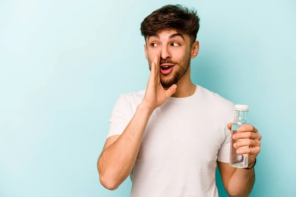 Jonge Spaanse Man Die Een Fles Water Geïsoleerd Houdt Een — Stockfoto