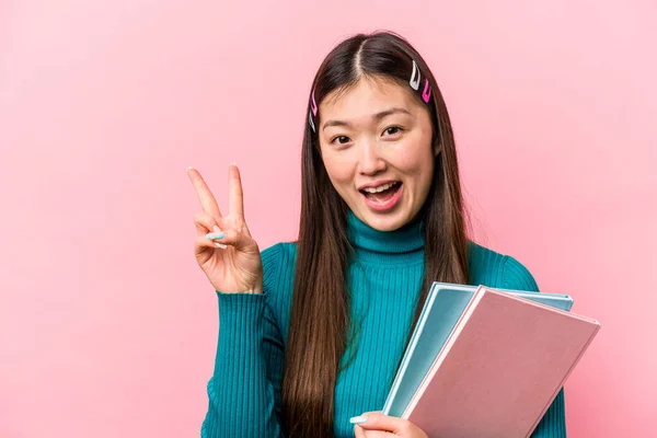 Νεαρή Ασιάτισσα Φοιτήτρια Που Κρατάει Βιβλία Απομονωμένα Ροζ Φόντο Χαρούμενη — Φωτογραφία Αρχείου