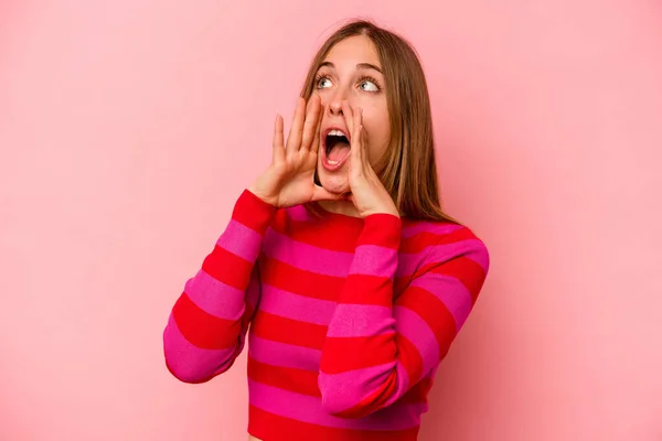 Giovane Donna Caucasica Isolato Sfondo Rosa Gridando Eccitato Fronte — Foto Stock