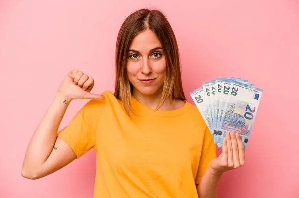 Young Caucasian Woman Holding Banknotes Isolated Pink Background Feels Proud — Stock Photo, Image