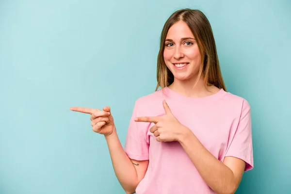 Jonge Kaukasische Vrouw Geïsoleerd Blauwe Achtergrond Opgewonden Wijzend Met Wijsvingers — Stockfoto