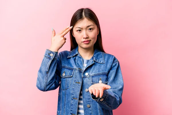 Joven Mujer China Aislada Sobre Fondo Rosa Sosteniendo Mostrando Producto —  Fotos de Stock