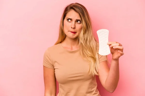 Young Caucasian Woman Holding Sanitary Napkin Isolated Pink Background Confused — Stock Photo, Image