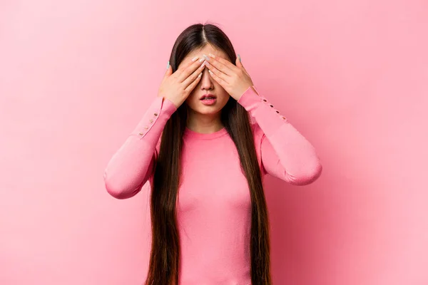 Νεαρή Κινέζα Απομονωμένη Ροζ Φόντο Φοβάται Καλύψει Μάτια Χέρια — Φωτογραφία Αρχείου