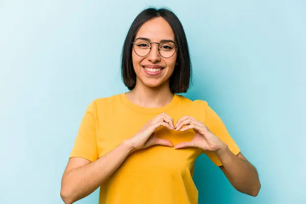 Mulher Hispânica Jovem Isolado Fundo Azul Sorrindo Mostrando Uma Forma — Fotografia de Stock