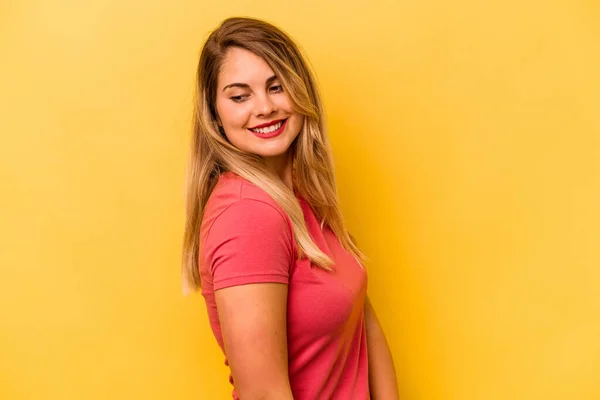 Mulher Caucasiana Jovem Isolado Fundo Amarelo Olha Para Lado Sorridente — Fotografia de Stock