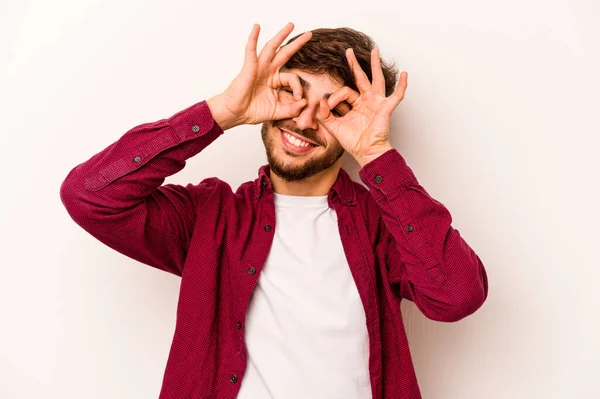 Ung Latinamerikansk Man Isolerad Vit Bakgrund Visar Okej Tecken Över — Stockfoto