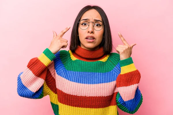 Young Hispanic Woman Isolated Pink Background Showing Disappointment Gesture Forefinger — Stock Photo, Image