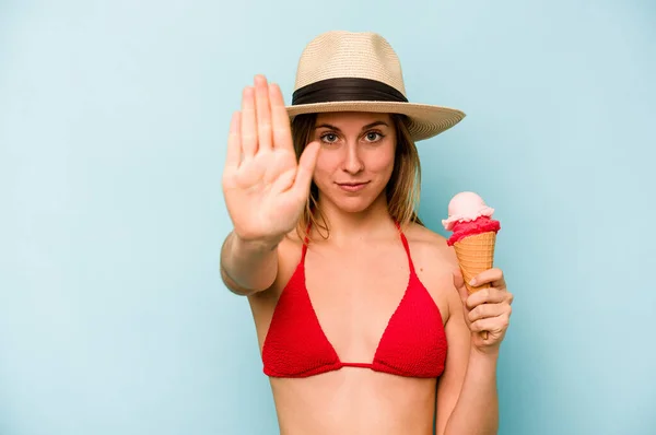 Jonge Blanke Vrouw Draagt Een Bikini Houdt Een Ijsje Geïsoleerd — Stockfoto