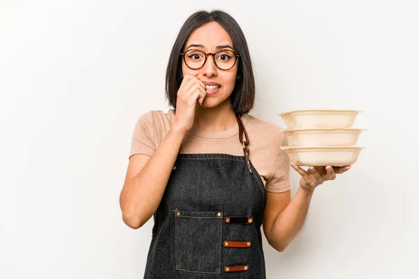 Ung Kaukasiska Servitris Kvinna Håller Tupperware Isolerad Vit Bakgrund Bita — Stockfoto