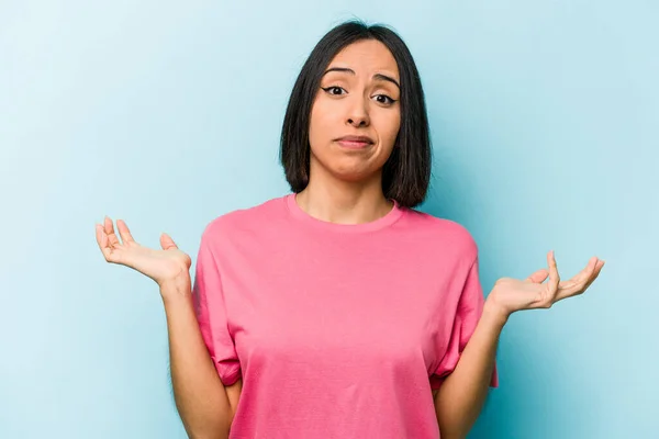 Ung Latinamerikansk Kvinna Isolerad Blå Bakgrund Tvivla Och Rycka Axlar — Stockfoto