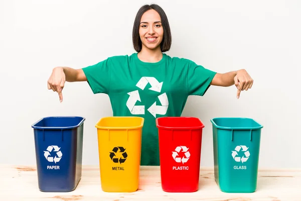 Young Hispanic Woman Recycling Isolated White Background — Stock Photo, Image