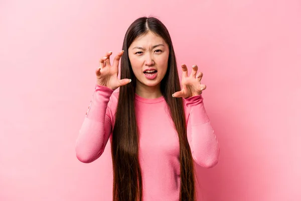 Jovem Chinesa Isolada Fundo Rosa Mostrando Garras Imitando Gato Gesto — Fotografia de Stock