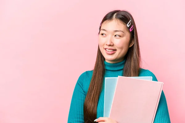 Joven Estudiante Asiática Sosteniendo Libros Aislados Sobre Fondo Rosa Mira —  Fotos de Stock