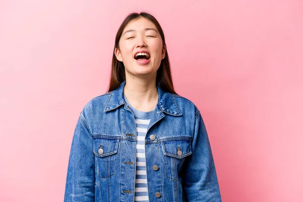 Joven Mujer China Aislada Sobre Fondo Rosa Relajado Feliz Riendo —  Fotos de Stock