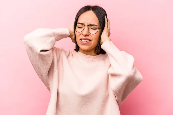 Ung Latinamerikansk Kvinna Isolerad Rosa Bakgrund Täcker Öron Med Händer — Stockfoto