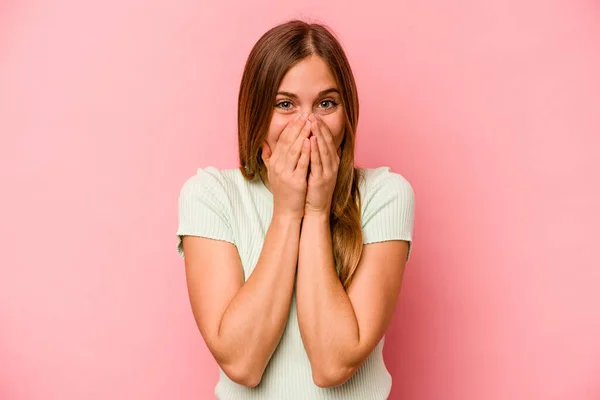 Ung Kaukasisk Kvinna Isolerad Rosa Bakgrund Skrattar Något Täcker Munnen — Stockfoto