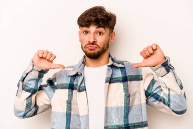 Beyaz arka planda izole edilmiş genç bir İspanyol gururlu ve kendinden emin hissediyor, örnek olarak.