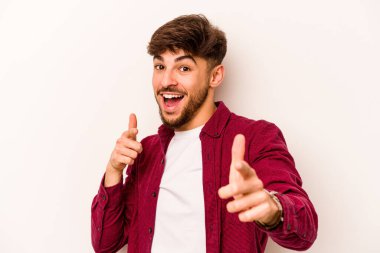 Beyaz arka planda izole edilmiş genç İspanyol adam. Önü gösteren neşeli gülümsemeler..